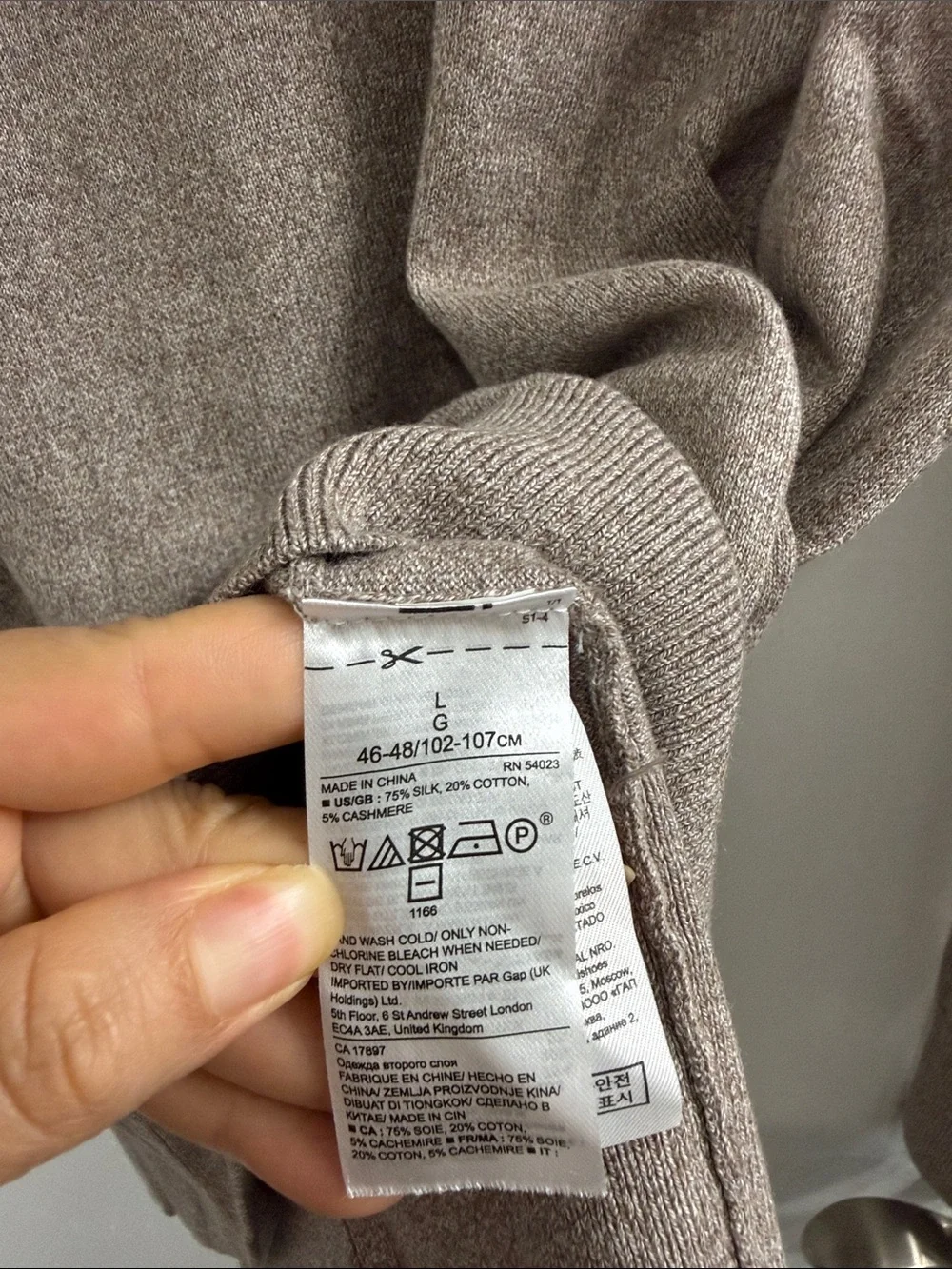 Banana Republic luxury blend v-neck pullover sweater size L
